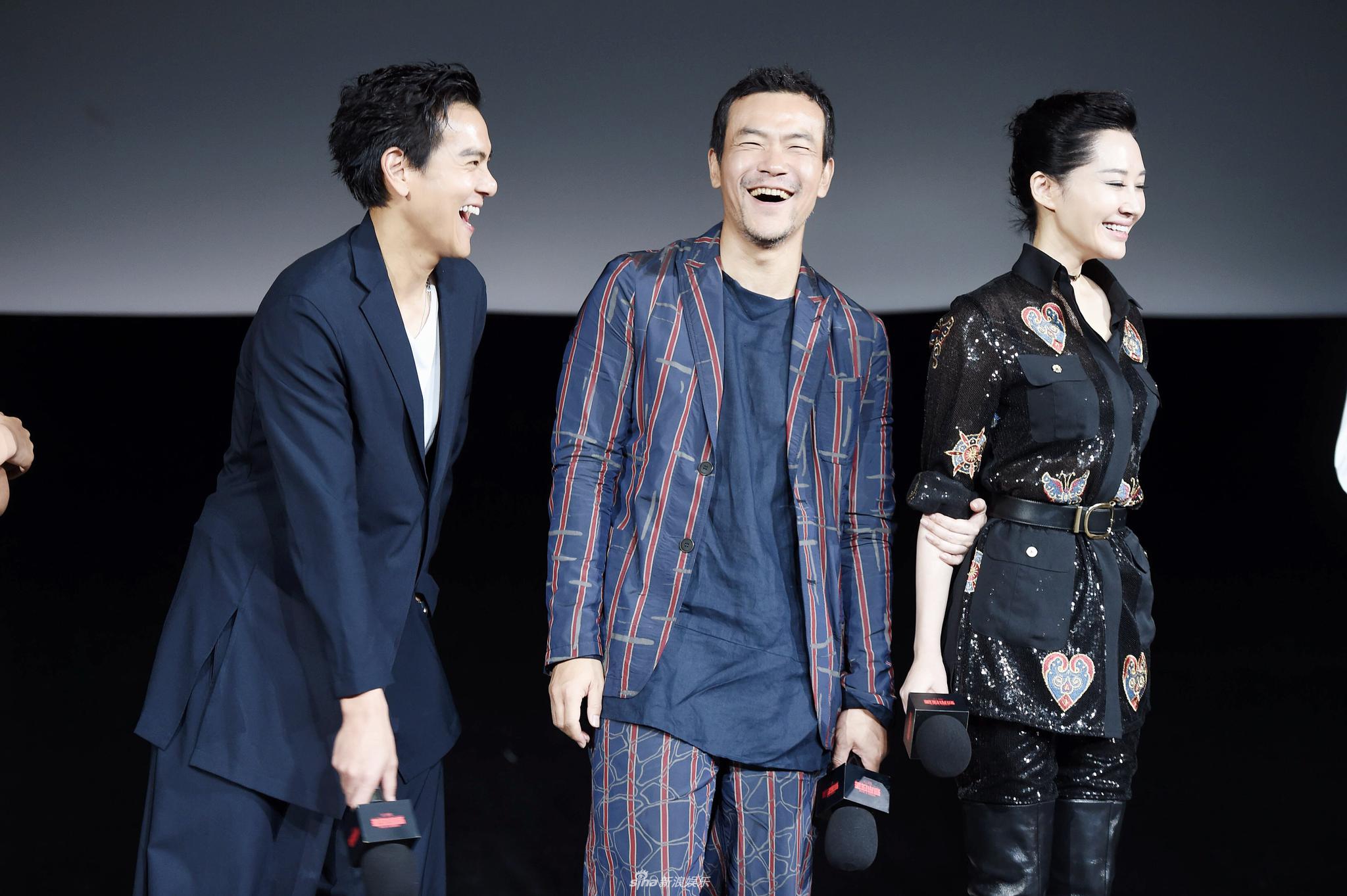 姜文导演的新作《邪不压正》在北京古北水镇露天首映,主演彭于晏,廖凡