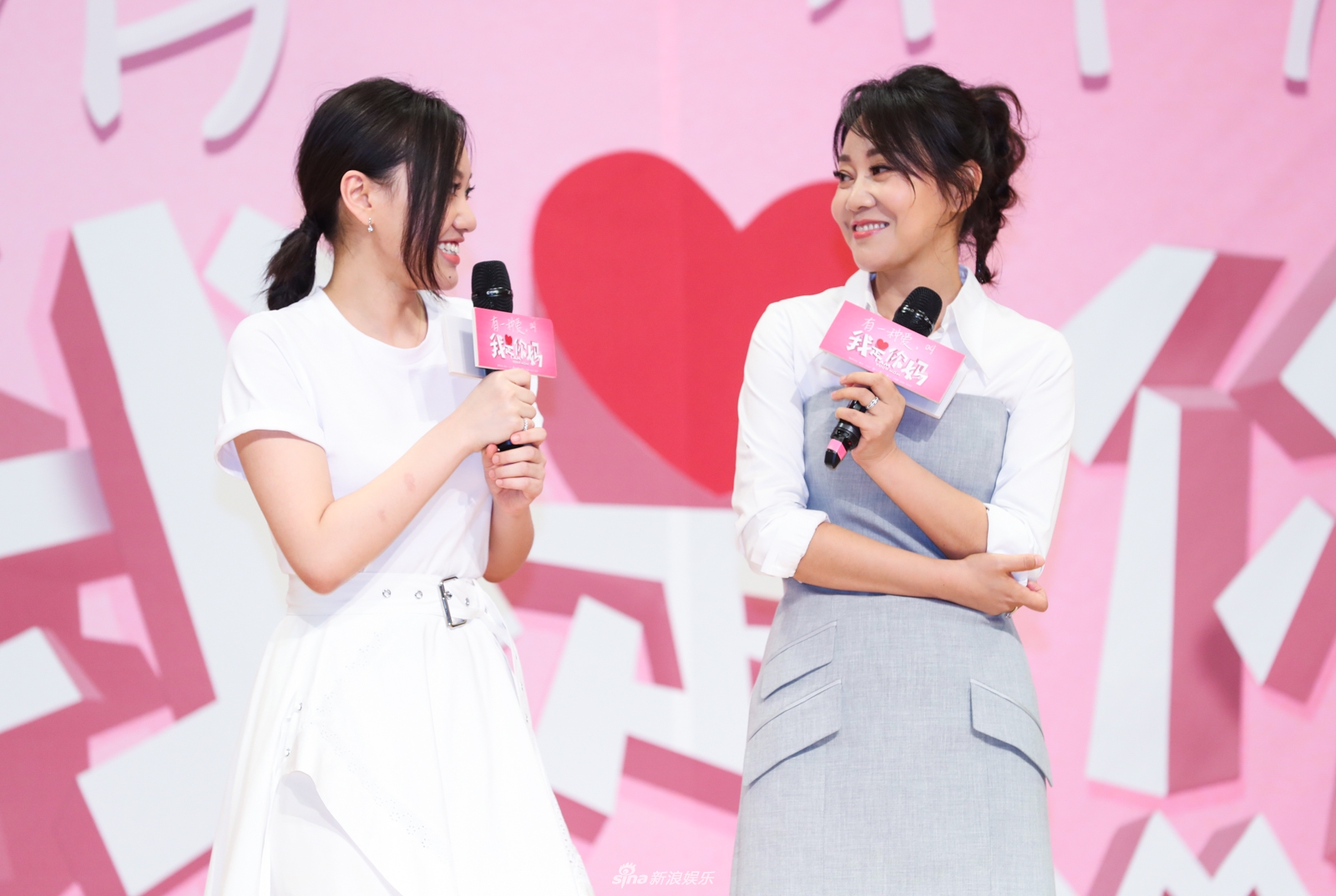 组图:闫妮与女儿同台笑容灿烂 母女感情好似姐妹