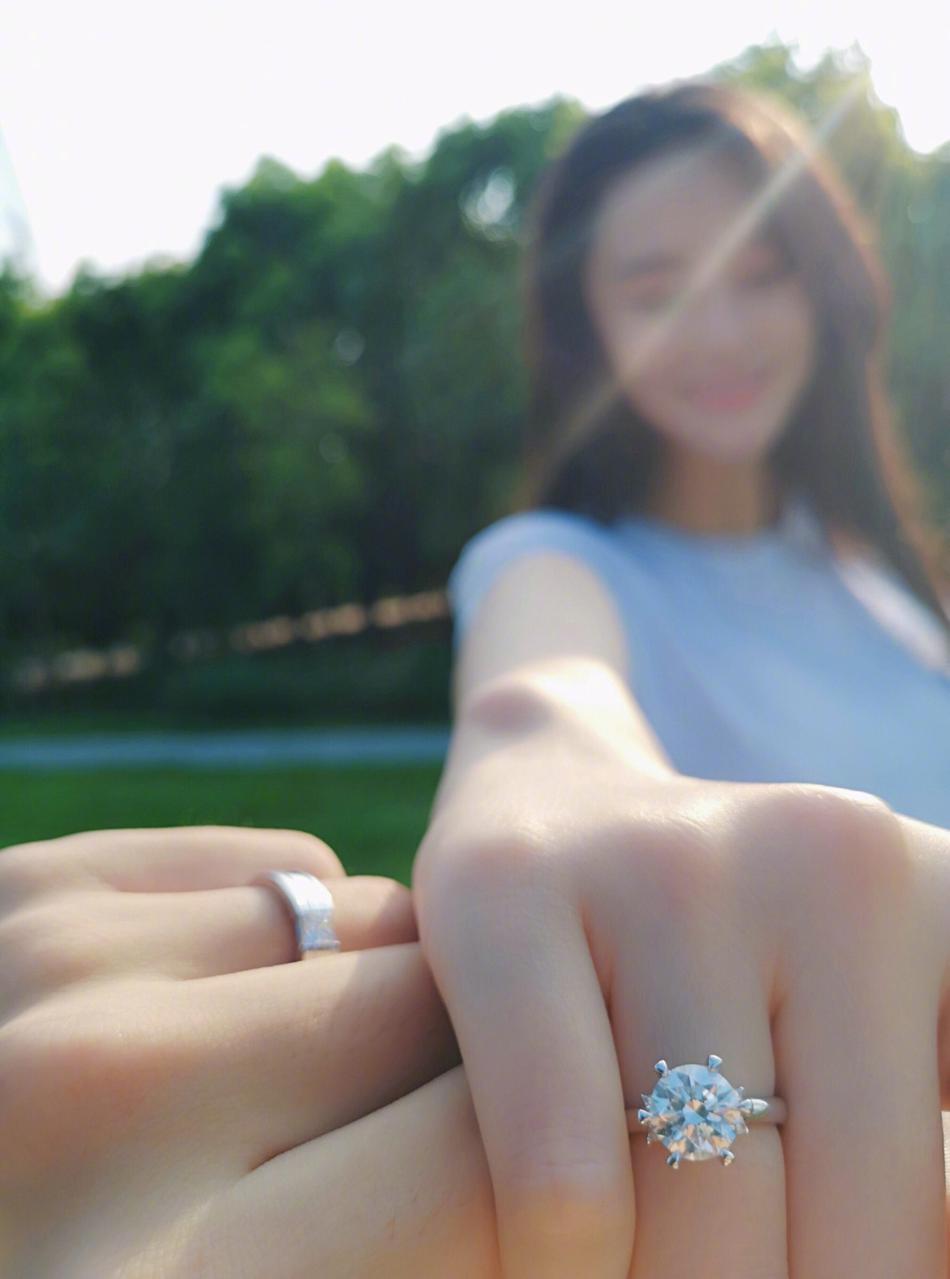 手牵手婚纱照_婚纱照风格(3)
