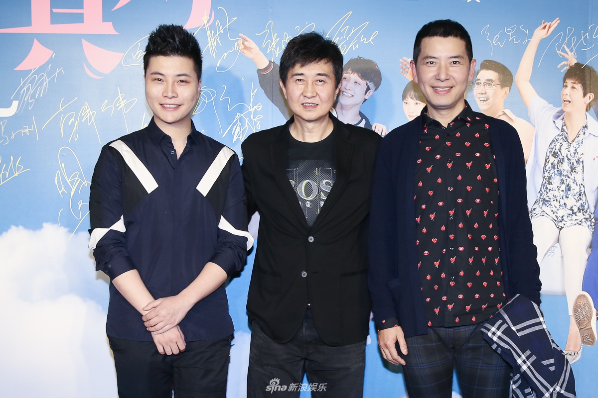组图:顾长卫新片首映 蒋雯丽红唇红裙力挺老公_高清