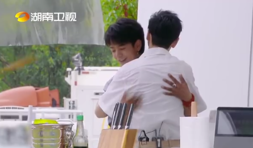 组图 突然的拥抱 黄晓明丁真上演 乌龙抱 好笑又温情