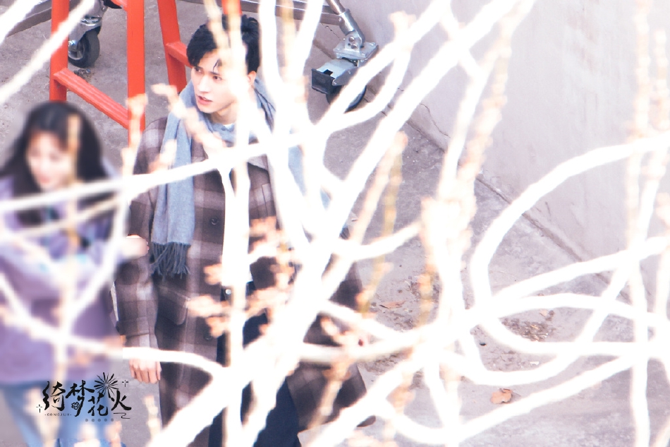 组图:《我要逆风去》龚俊杀青格子大衣搭灰色围巾干净帅气