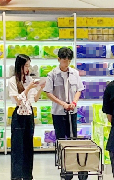 组图 中餐厅 新路透释出 周也丁真超市采购生图能打