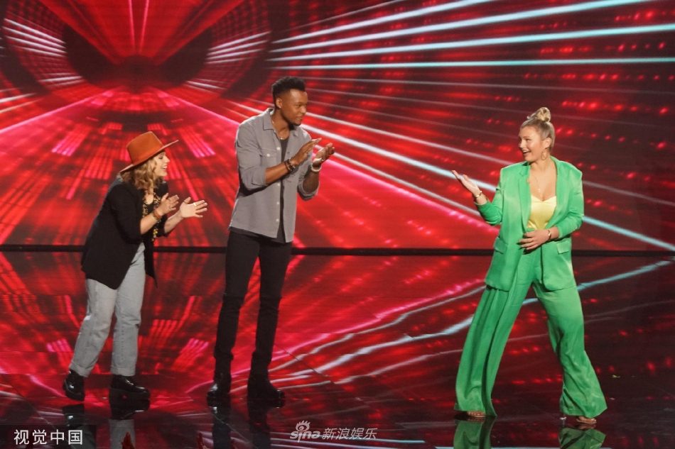 组图:《美国偶像》新节目播出“水果姐”等评委为11强选手选曲