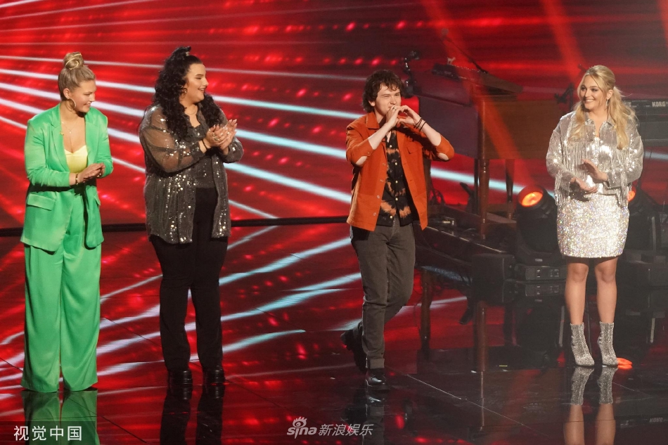 组图:《美国偶像》新节目播出“水果姐”等评委为11强选手选曲