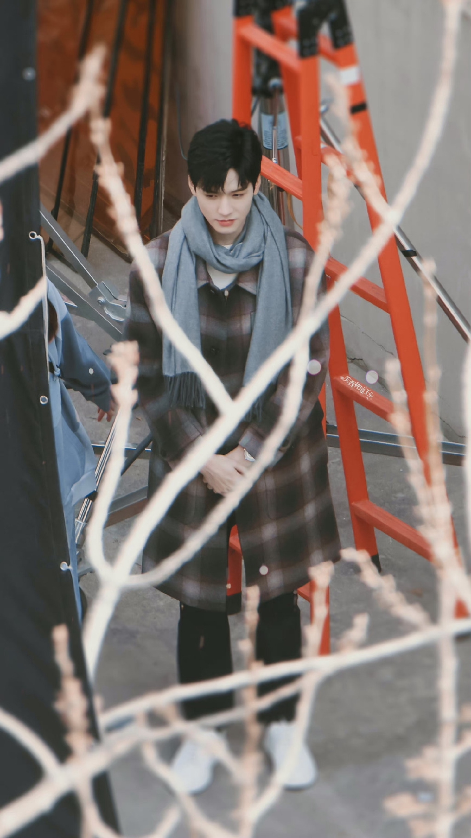 组图:《我要逆风去》龚俊杀青格子大衣搭灰色围巾干净帅气