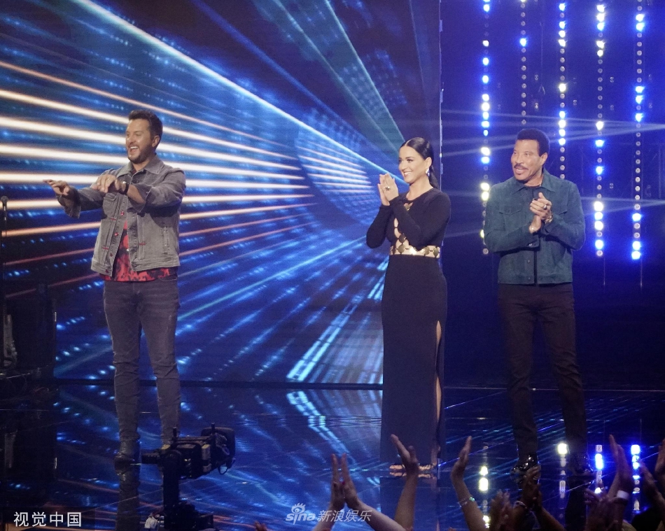 组图:《美国偶像》新节目播出“水果姐”等评委为11强选手选曲