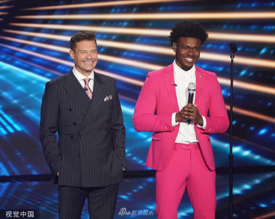 组图:《美国偶像》新节目播出“水果姐”等评委为11强选手选曲