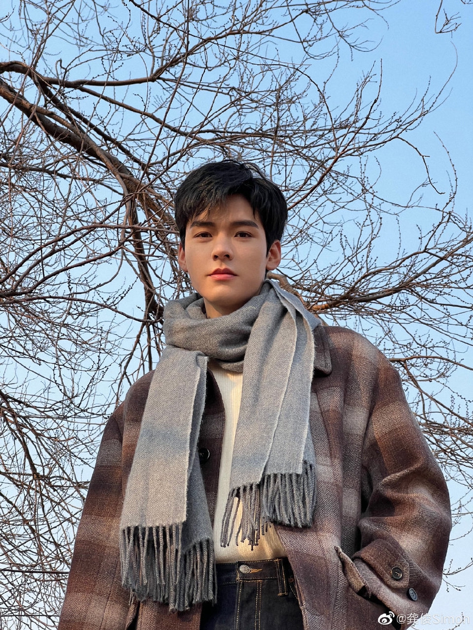 组图:《我要逆风去》龚俊杀青格子大衣搭灰色围巾干净帅气