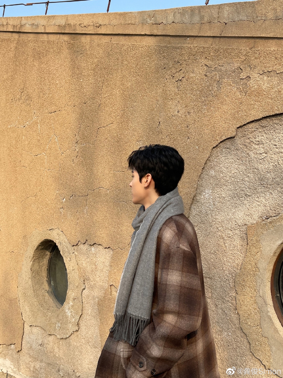 组图:《我要逆风去》龚俊杀青格子大衣搭灰色围巾干净帅气