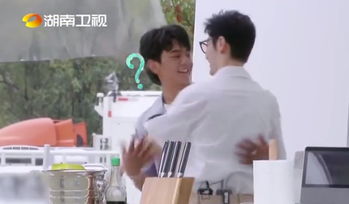 组图 突然的拥抱 黄晓明丁真上演 乌龙抱 好笑又温情