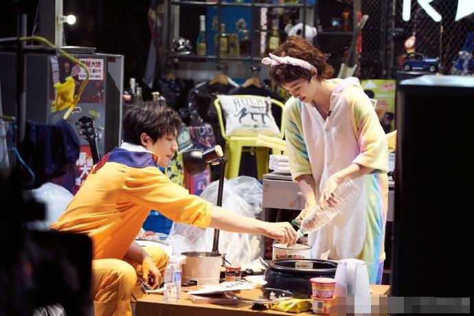 综艺明星吃火锅 KxRI-hpinrya6640840.jpg