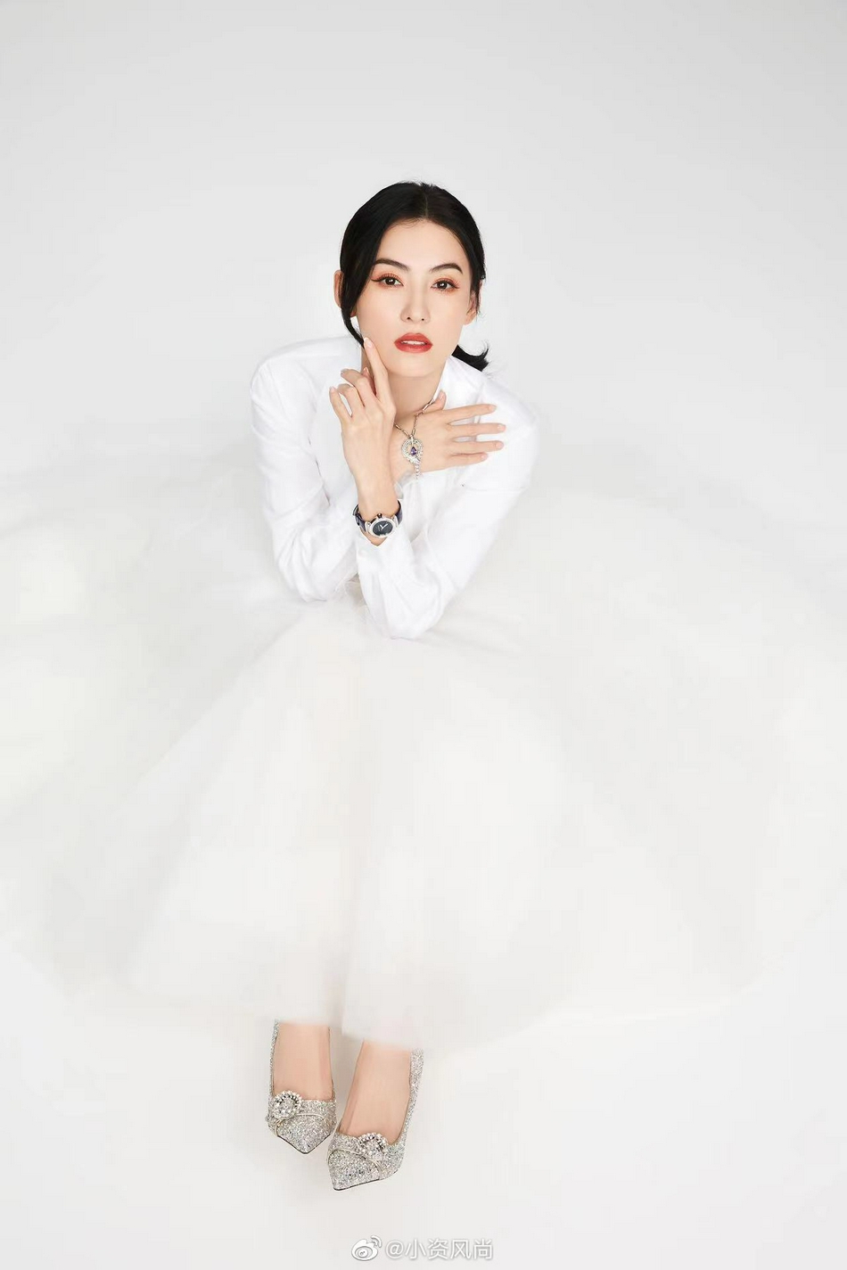 组图：张柏芝着白色蓬松网纱裙优雅靓丽 低扎马尾凸显精致五官_2
