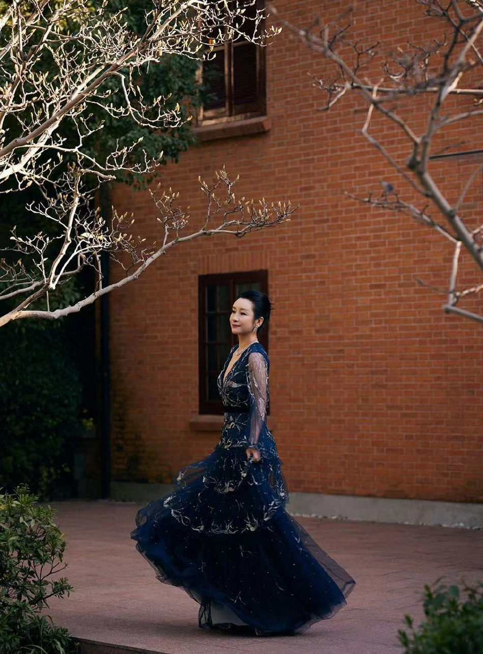 组图:ELLE风尚大典群星展现东方韵味 刘诗诗粉裙温婉唐嫣美腿吸睛_30