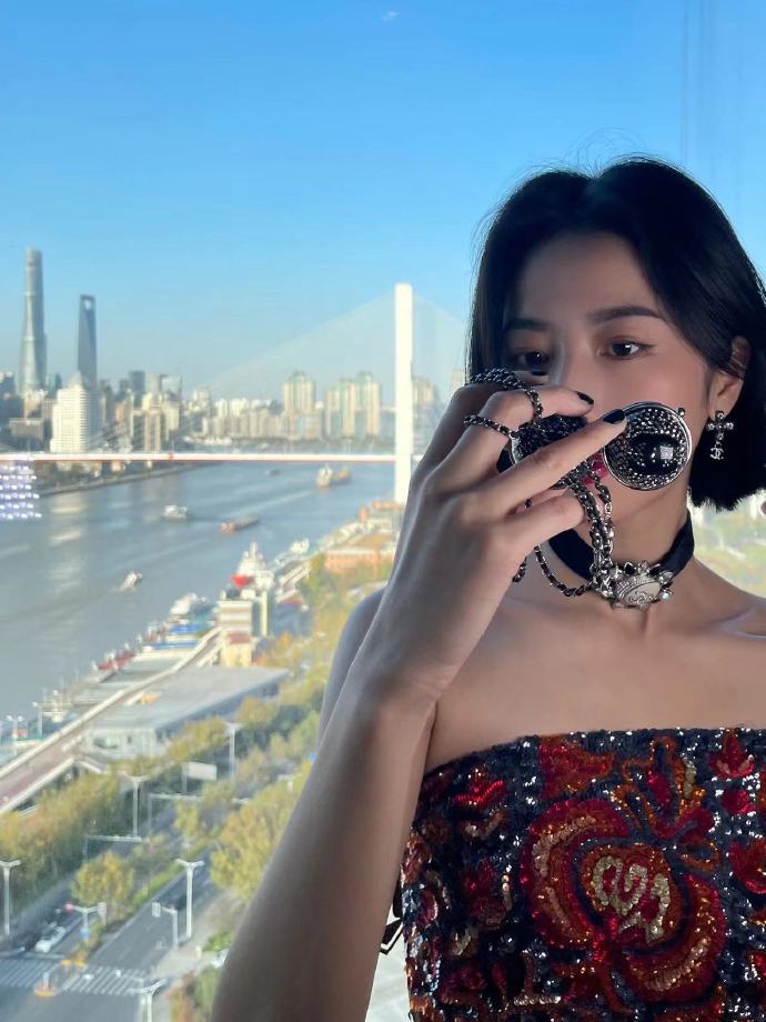 组图:ELLE风尚大典群星展现东方韵味 刘诗诗粉裙温婉唐嫣美腿吸睛_67
