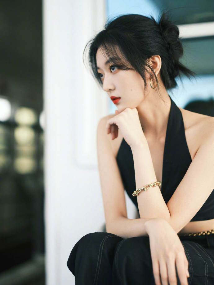 组图:ELLE风尚大典群星展现东方韵味 刘诗诗粉裙温婉唐嫣美腿吸睛_78