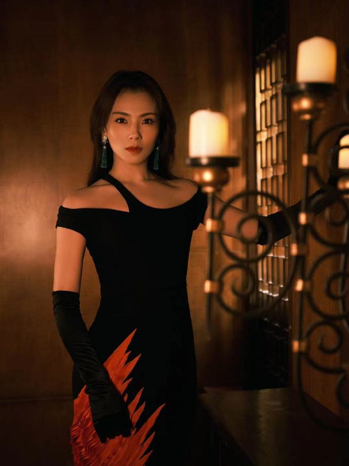 组图:ELLE风尚大典群星展现东方韵味 刘诗诗粉裙温婉唐嫣美腿吸睛_29