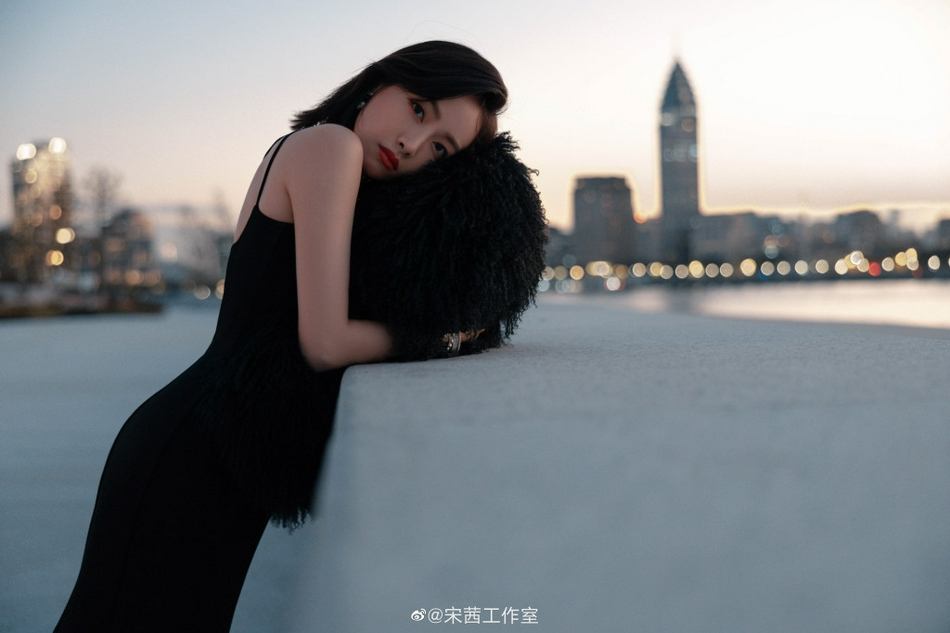 组图:ELLE风尚大典群星展现东方韵味 刘诗诗粉裙温婉唐嫣美腿吸睛_21