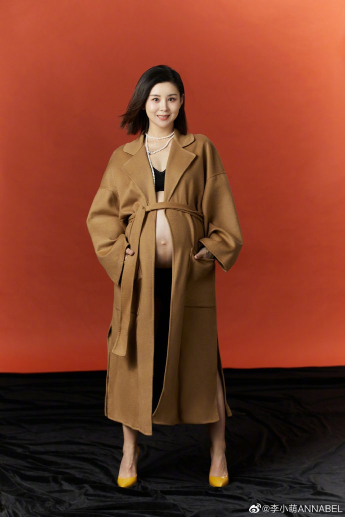 组图：王雷妻子李小萌挺二胎孕肚拍写真 一家四口同框很温馨_11