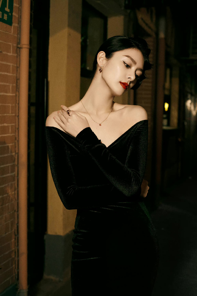 组图:ELLE风尚大典群星展现东方韵味 刘诗诗粉裙温婉唐嫣美腿吸睛_73