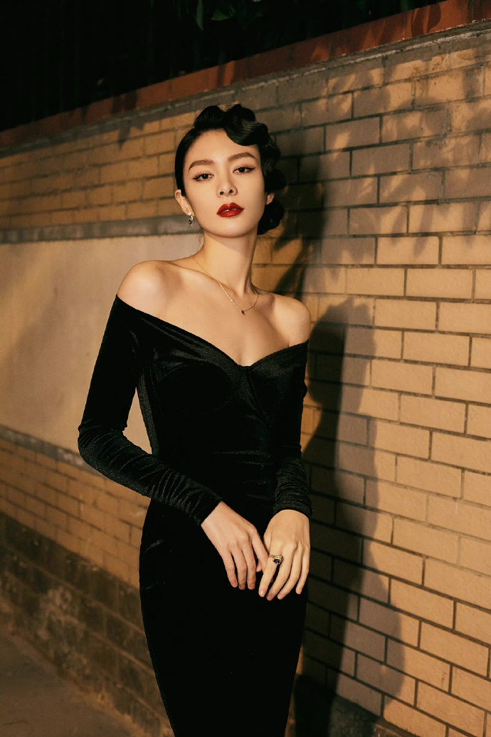 组图:ELLE风尚大典群星展现东方韵味 刘诗诗粉裙温婉唐嫣美腿吸睛_72