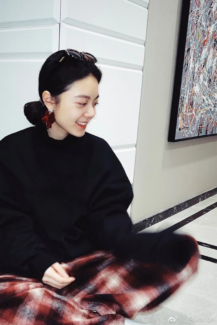 组图：赵今麦分享过年碎片 看电影包饺子晒自拍假期超充实_8
