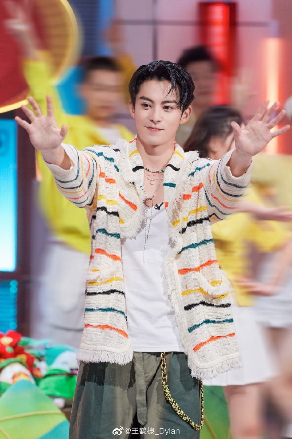 组图：王鹤棣赵露思《你好星期六》同框合照 男帅女美画面养眼