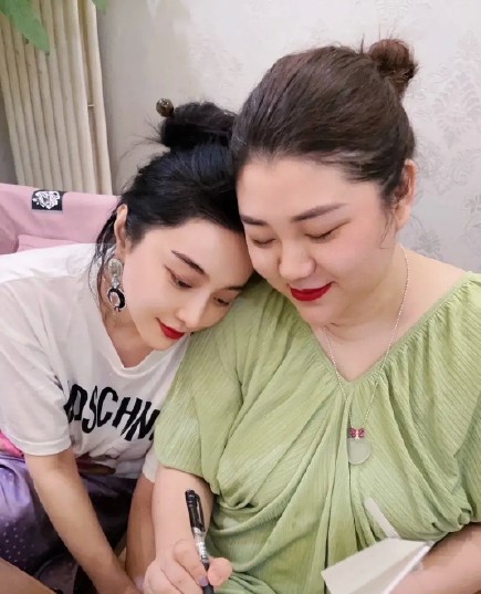 组图：范冰冰晒贴脸合照为杨天真庆生 甜喊对方“妞 爱你”_3