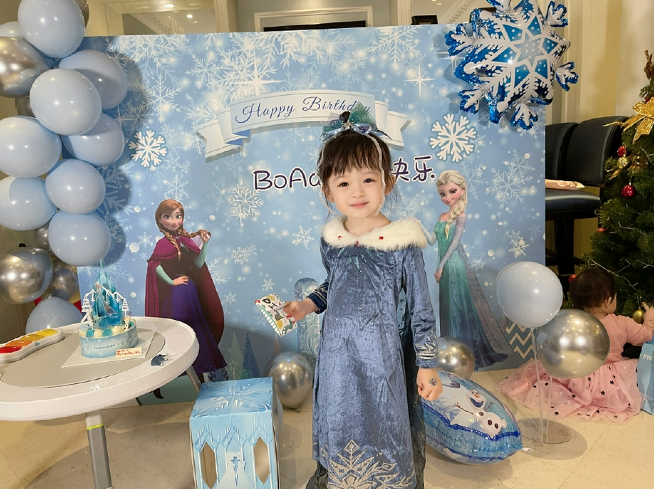 组图：樊少皇夫妇为大女儿庆生 4岁小饭兜cos艾莎公主软萌可爱_4
