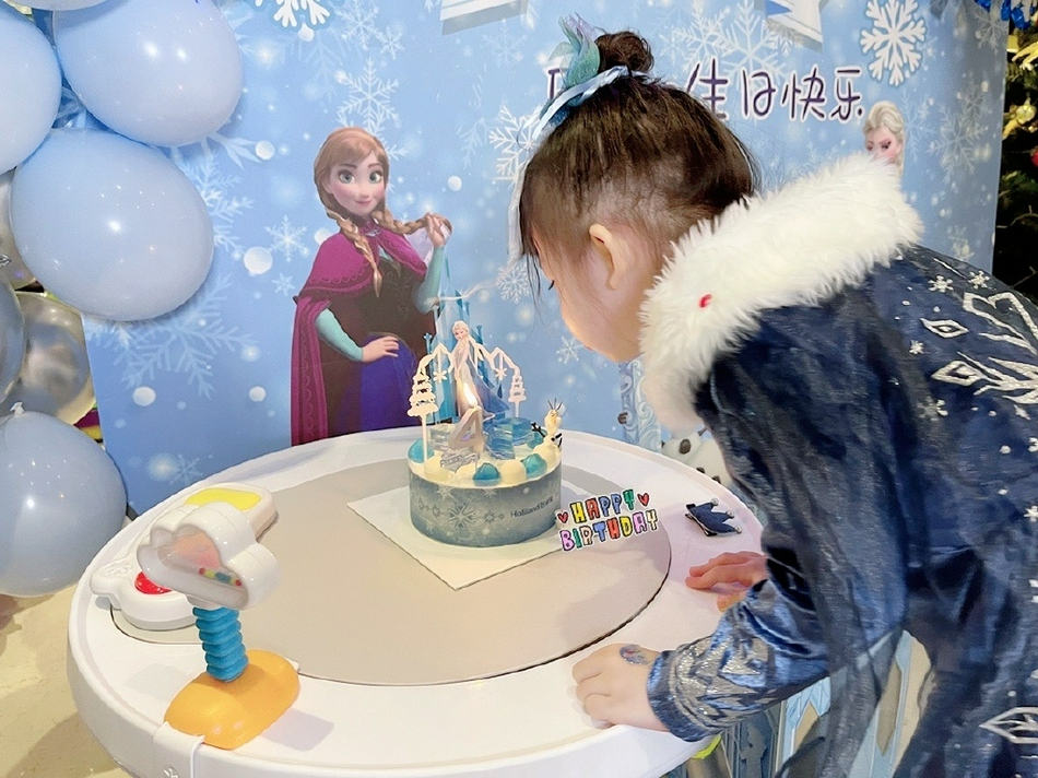 组图：樊少皇夫妇为大女儿庆生 4岁小饭兜cos艾莎公主软萌可爱_7