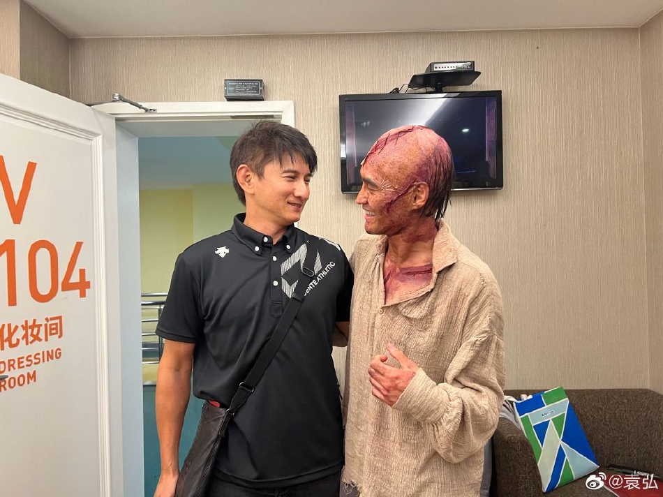 杨幂踩裙差点摔倒，，，，，，连忙调解状态起身，，，，，，淡定完成后续流程_ZAKER新闻