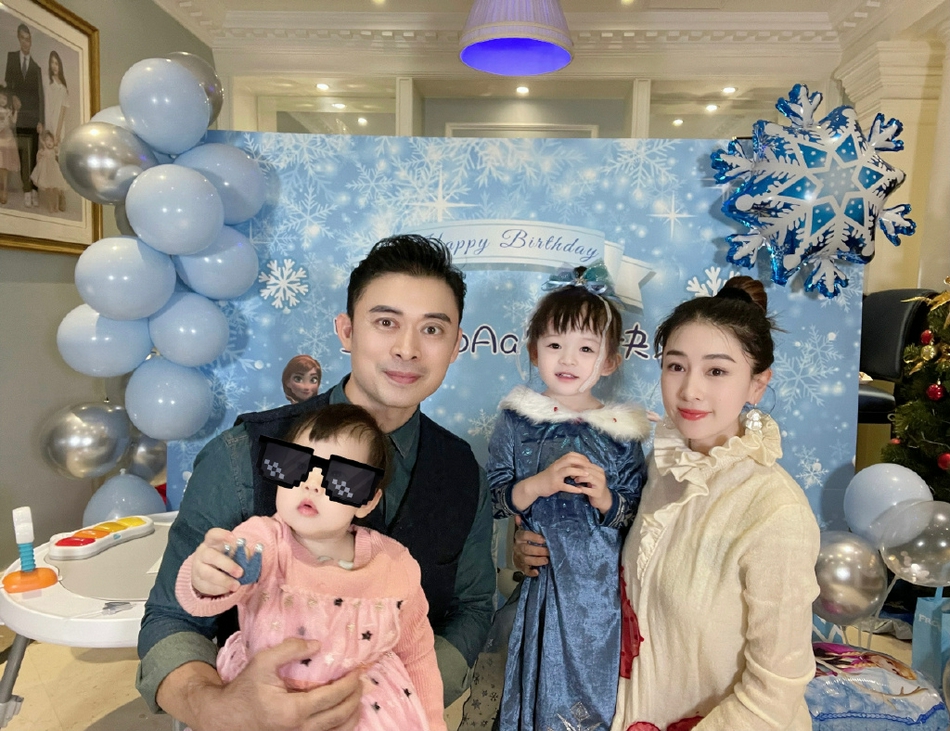 组图：樊少皇夫妇为大女儿庆生 4岁小饭兜cos艾莎公主软萌可爱