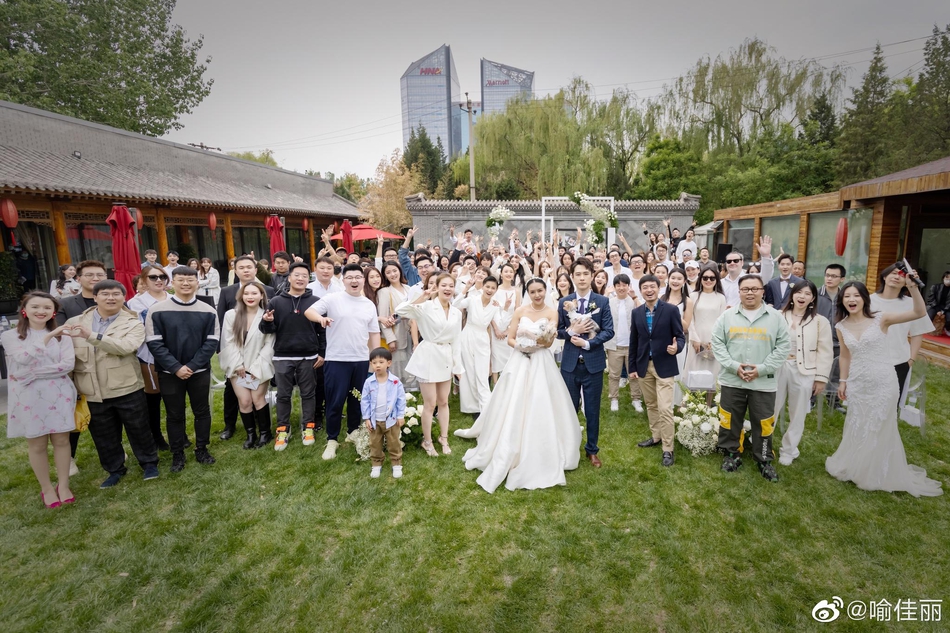 组图:2011届快女喻佳丽举行婚礼 李斯丹妮刘忻等齐聚送祝福