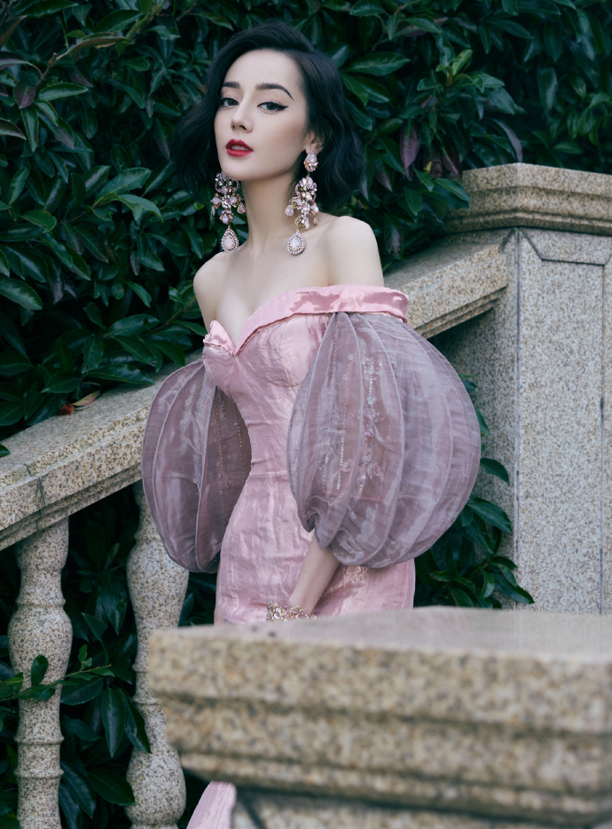 组图:ELLE风尚大典群星展现东方韵味 刘诗诗粉裙温婉唐嫣美腿吸睛_18