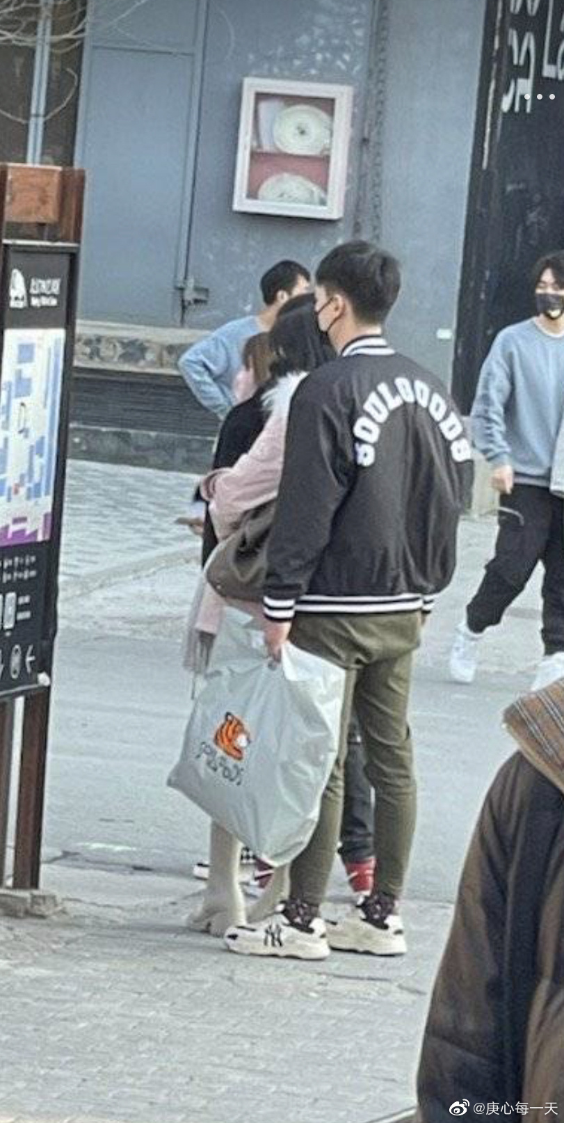 组图:罗拉王能能798约会被偶遇未受风波影响感情超甜第1张图片 组图:罗拉王能能798约会被偶遇未受风波影响感情超甜第1张图片