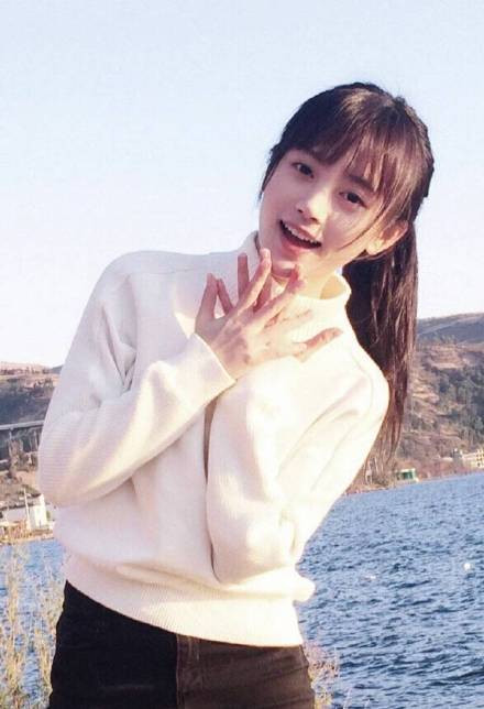 组图：鞠婧祎十年前跳舞旧照释出 扎丸子头淡妆出镜清纯甜美_3