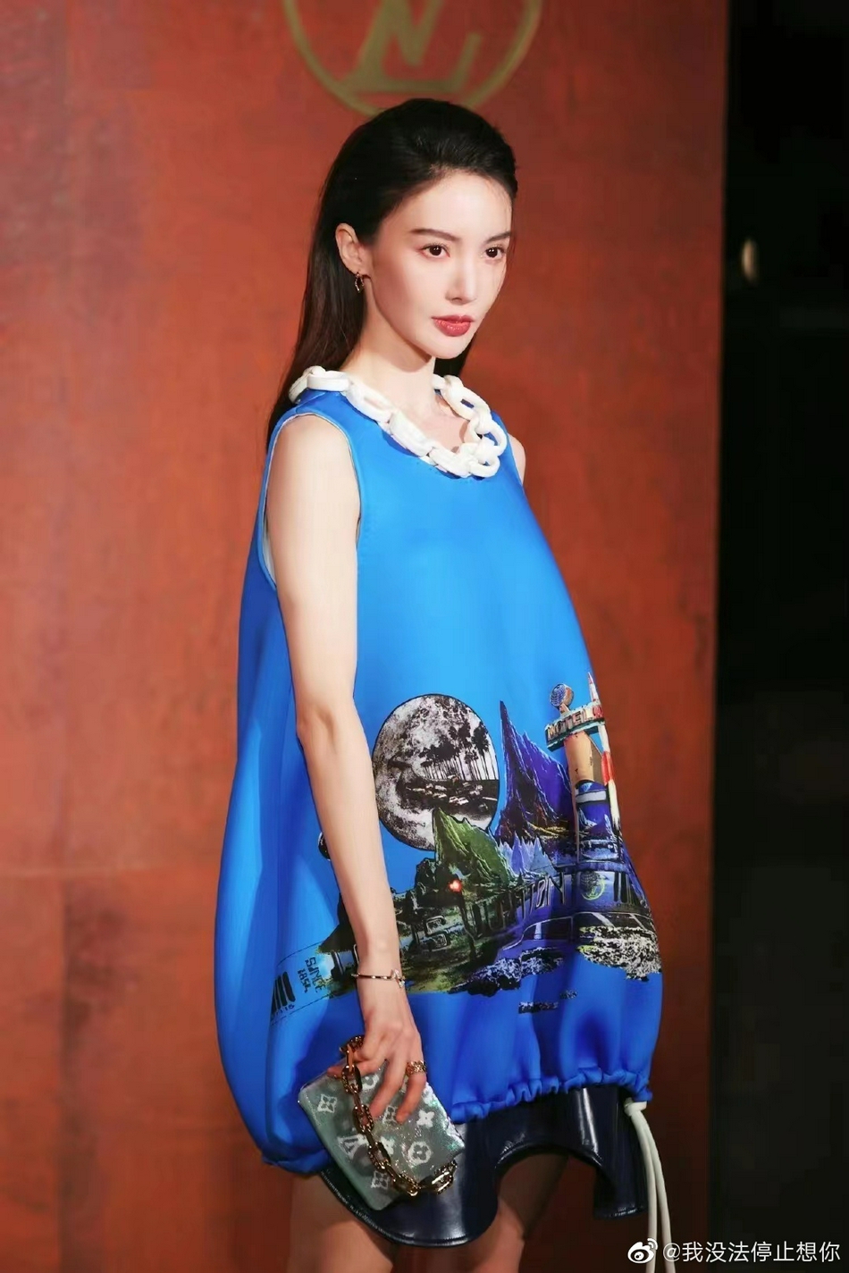 组图：刘亦菲西装皮裤飒爽迪丽热巴穿王子装 朱一龙龚俊等比帅_9