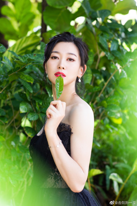 组图:GQ人物盛典星光璀璨 baby关晓彤拿仙女棒走红毯热巴似花仙子_12