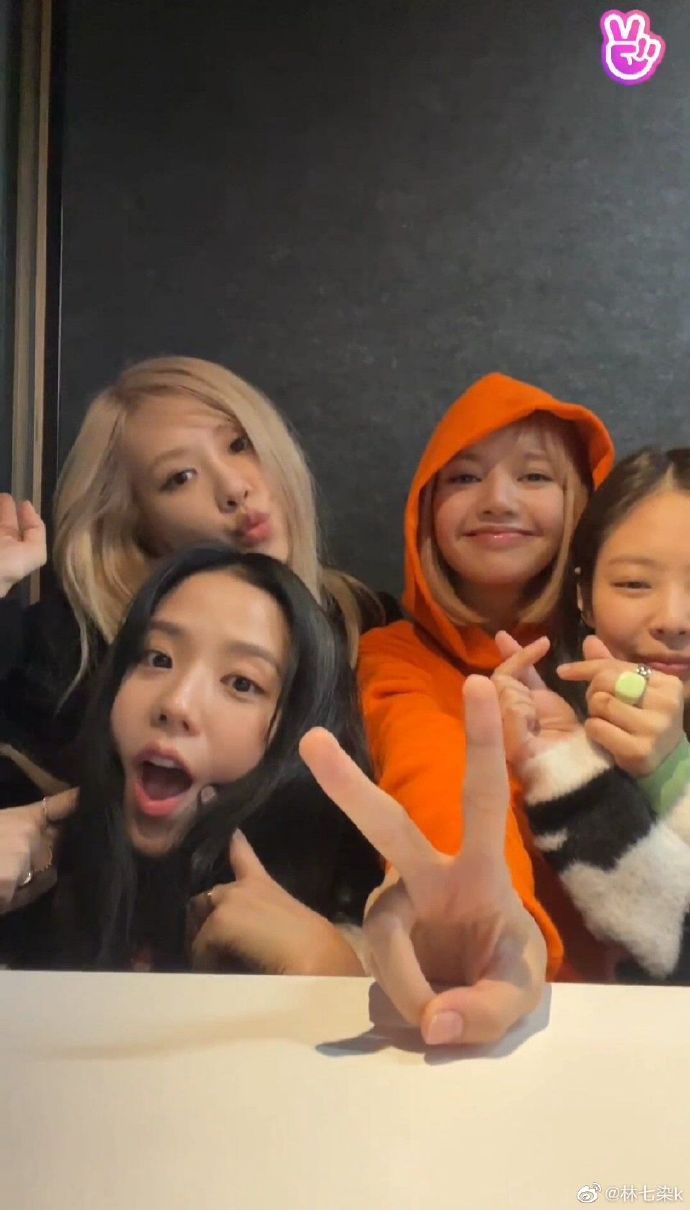 组图：Blackpink久违全员合照释出 四人对镜甜笑状态好_4
