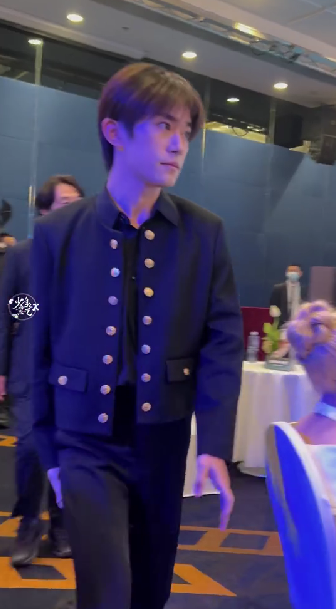 组图：易烊千玺亮相金爵奖颁奖典礼 着金纽扣黑西装贵气优雅