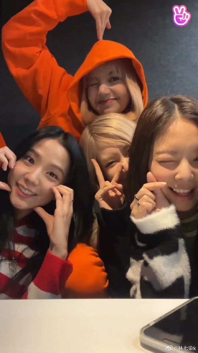 组图：Blackpink久违全员合照释出 四人对镜甜笑状态好_3