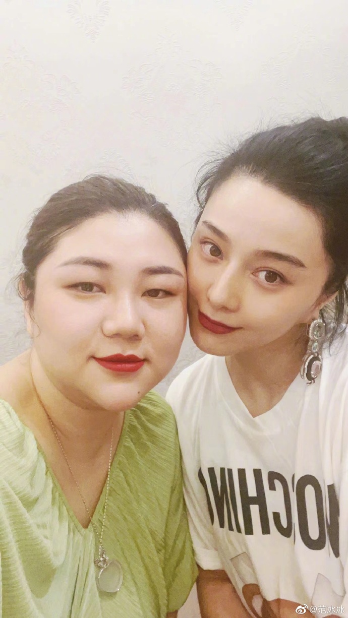 组图：范冰冰晒贴脸合照为杨天真庆生 甜喊对方“妞 爱你”_0