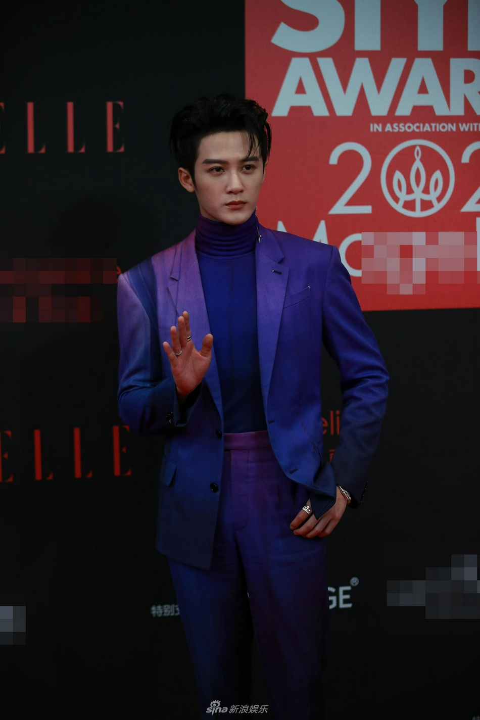组图：baby杨幂刘诗诗唐嫣齐聚红毯 蔡徐坤李现等西装look比帅_27
