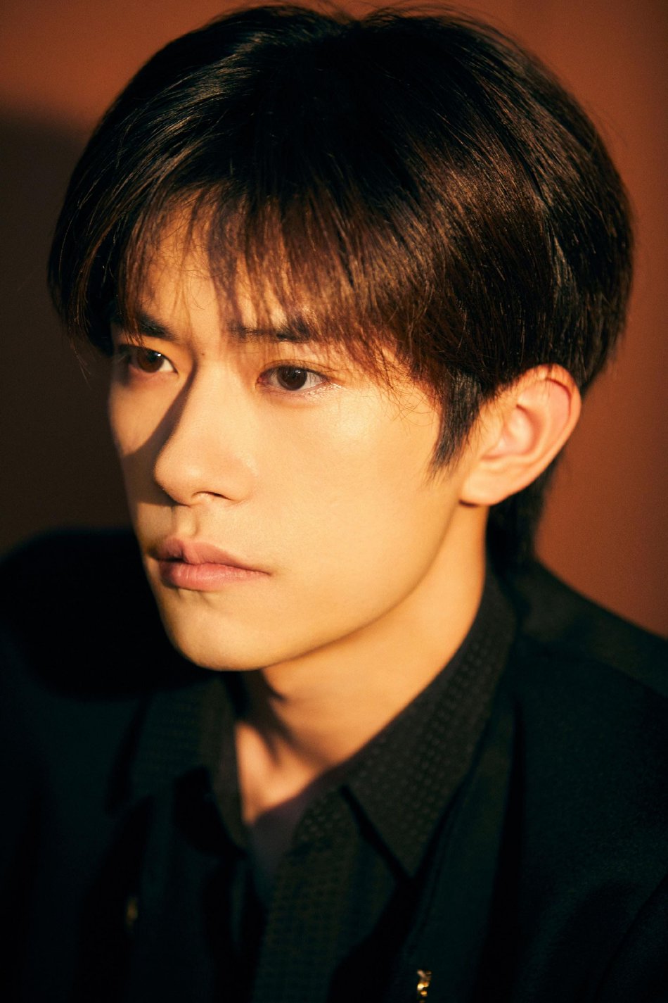 组图：易烊千玺亮相金爵奖颁奖典礼 着金纽扣黑西装贵气优雅