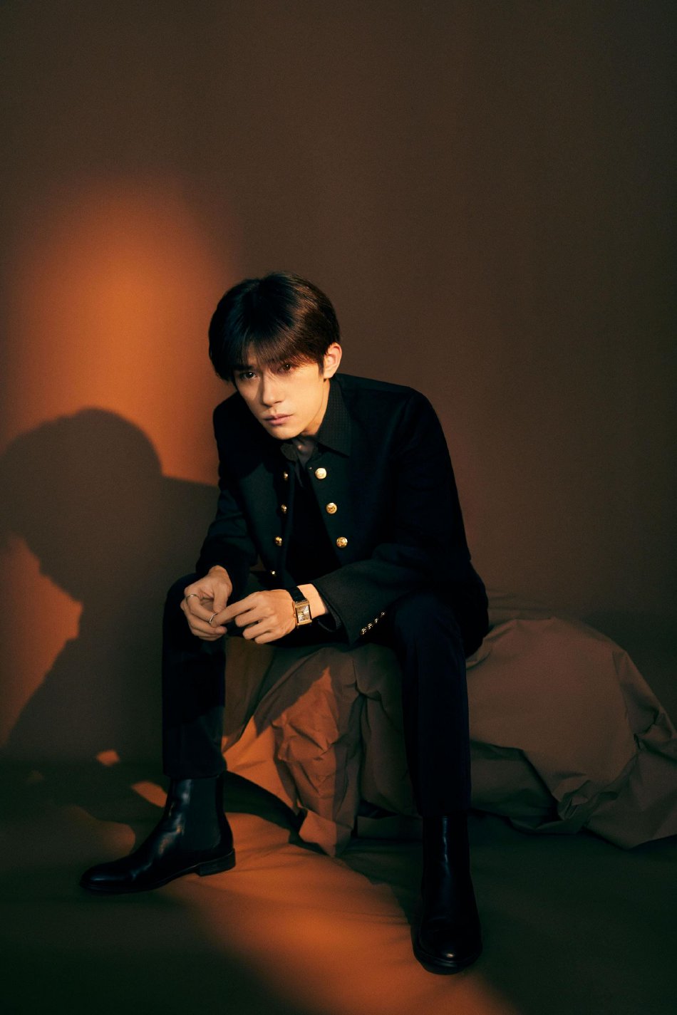 组图：易烊千玺亮相金爵奖颁奖典礼 着金纽扣黑西装贵气优雅