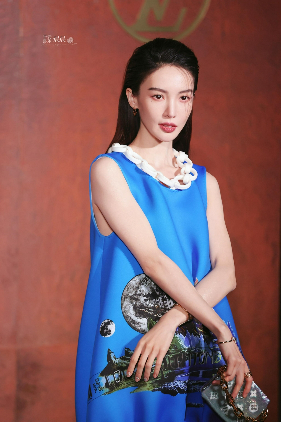 组图：刘亦菲西装皮裤飒爽迪丽热巴穿王子装 朱一龙龚俊等比帅_10