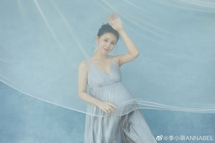 组图：王雷妻子李小萌挺二胎孕肚拍写真 一家四口同框很温馨_5