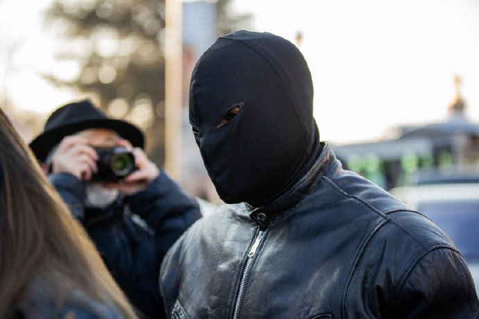 组图：侃爷携女友亮相巴黎时装周 俩人同穿黑色系服装很吸睛_3