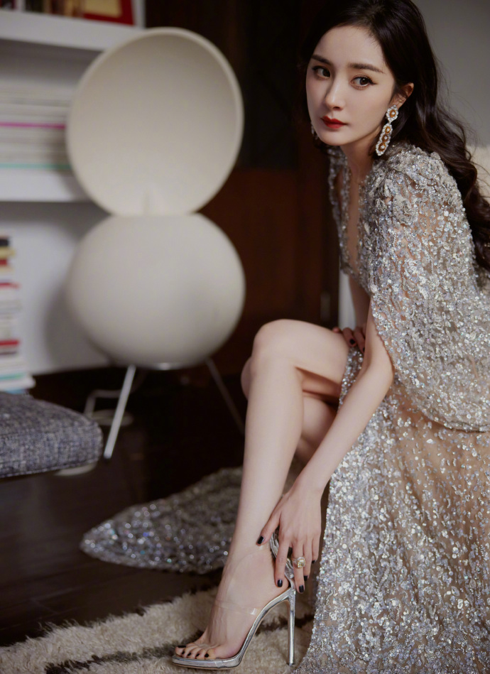 组图:ELLE风尚大典群星展现东方韵味 刘诗诗粉裙温婉唐嫣美腿吸睛_6