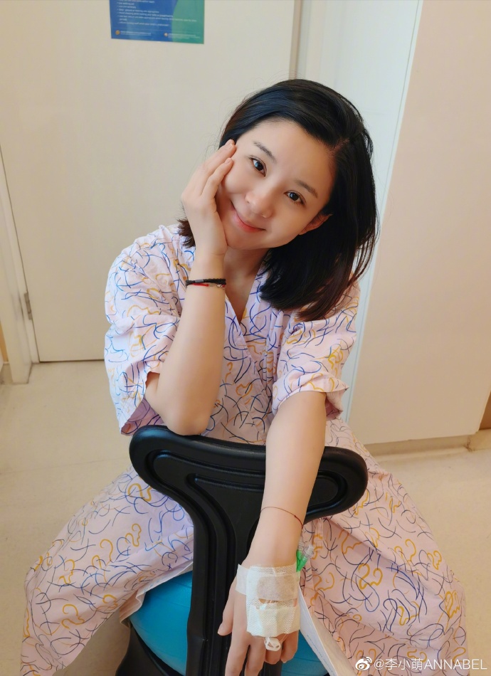 组图王雷妻子李小萌晒照宣布二胎得子大儿子抱着弟弟画面温馨